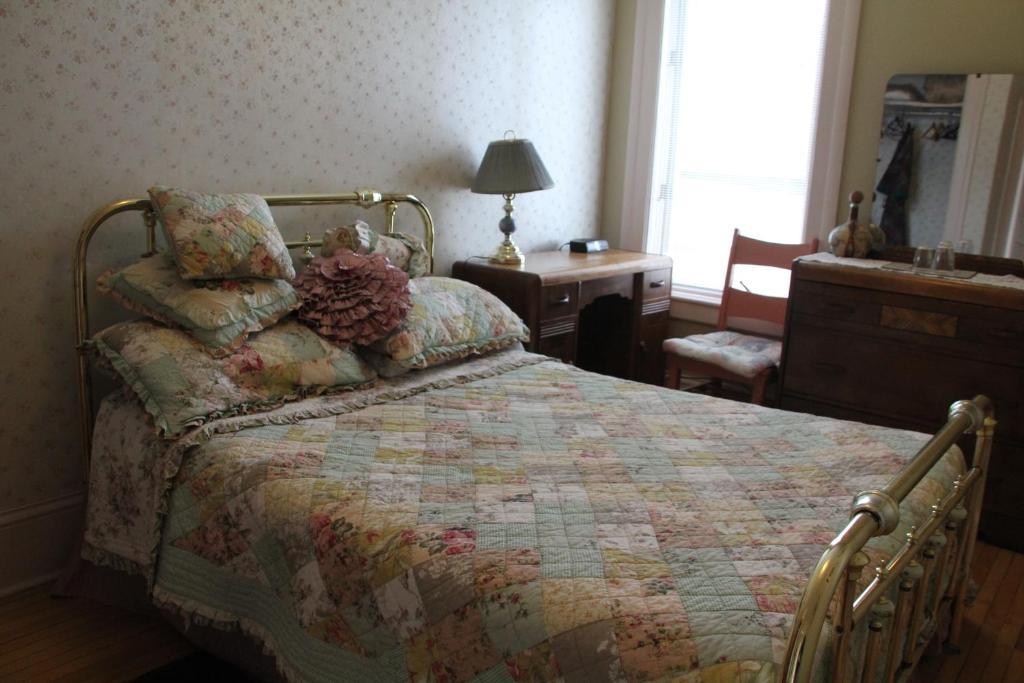 Downtown Bed & Breakfast Монктон Номер фото